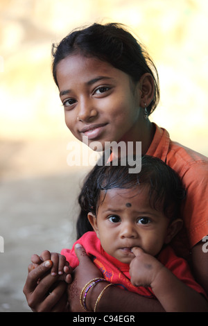 Fille avec petit frère de Tamil Nadu Inde portrait Banque D'Images