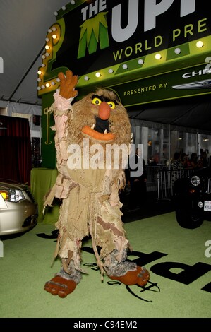 Sweetums aux arrivées pour les Muppets Premiere, El Capitan Theatre, Los Angeles, CA, 12 novembre 2011. Photo par : Michael Germana/Everett Collection Banque D'Images