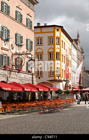 Café de la rue des tables et des chaises dans la Max-Josefs-Platz, Rosenheim Haute-bavière Allemagne Banque D'Images