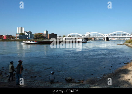 Cargo Petite fluer sur le Rhin avec pont de chemin de fer dans la distance, Mannheim Baden Württemberg Allemagne Banque D'Images