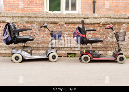 Château de Highclere Newbury , Carnarvan , Comte & Comtesse , série TV réglage voir drama Downton Abbey mobility scooters gratuit Banque D'Images