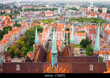 Vue d'en haut sur la vieille ville de Gdansk en Pologne, sur le premier plan de l'église de la Bienheureuse Vierge Marie toit Banque D'Images