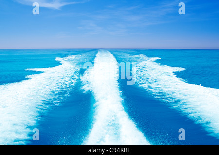 Boat Service lavage prop sur la mer turquoise à sunny day Banque D'Images