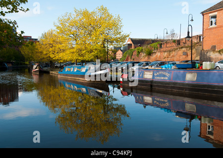 Narrowboats sur le Canal de Bridgewater au bassin de Castlefield, Manchester, Angleterre, Royaume-Uni. Banque D'Images