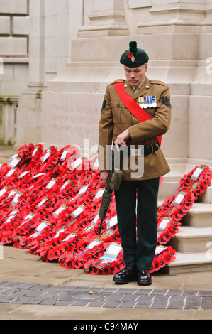 Garde d'honneur au cours de la cérémonie du dimanche une cérémonie de dépôt de gerbes, Belfast 13/11/2011 Banque D'Images