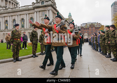 Garde d'Honneur quitte le Dimanche du souvenir cérémonie de dépôt de gerbes de Belfast, 13/11/2011 Banque D'Images