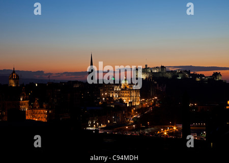 Edinburgh City skyline at Dusk vu de Calton Hill, en Écosse au Royaume-Uni, en Europe Banque D'Images