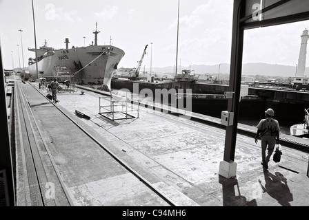 Bateau guidé par des locomotives électriques appelées mules dans les chambres de l'écluse de Gatun, du côté des Caraïbes du canal de Panama. Banque D'Images