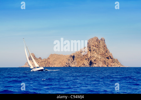 Voilier en Ibiza Es Vedra île à la mer bleue de la Méditerranée Banque D'Images