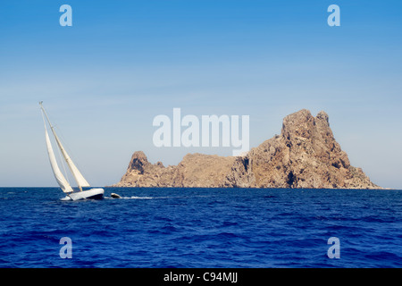 Voilier en Ibiza Es Vedra île à la mer bleue de la Méditerranée Banque D'Images