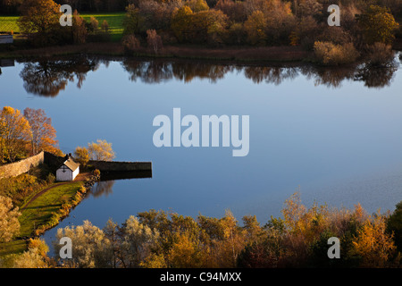 Duddingston Loch en automne, du parc Holyrood Edinburgh, Scotland, UK Europe Banque D'Images