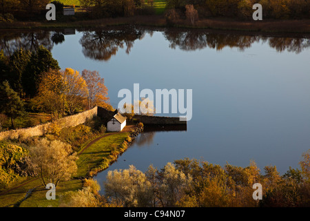 Duddingston Loch en automne, du parc Holyrood Edinburgh, Scotland, UK Europe Banque D'Images