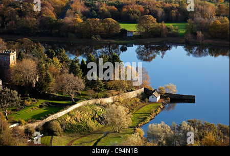 Duddingston Loch avec Kirk sur la gauche à l'automne, le parc Holyrood Edinburgh, Scotland, UK Europe Banque D'Images