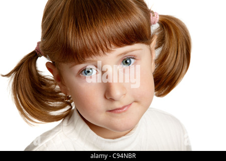 Portrait of a little girl smiling isolé sur fond blanc. Banque D'Images