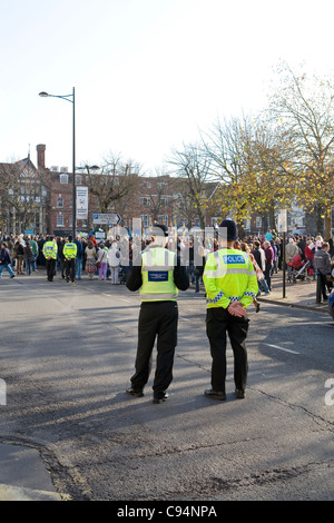 Agent de police et de soutien communautaire Agent de service lors d'un événement à Salisbury Wiltshire, UK Banque D'Images