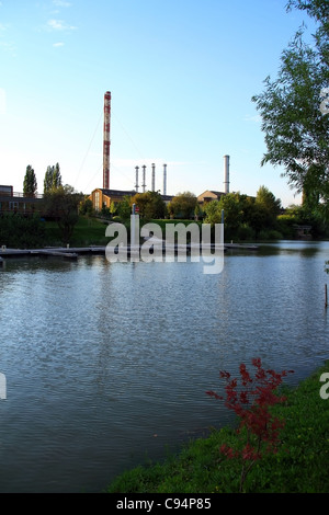 Vision industrielle en banlieue, sur le lac de tours d'usine Banque D'Images