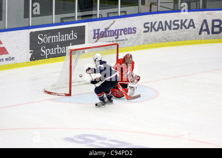 USA # 21 Hilary Knight note la partie tir de pénalité. La finale entre le Canada et les États-Unis s'est terminé 3-4 (après tirs) dans le tournoi à Nyköping, Suède Banque D'Images