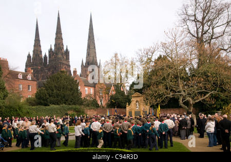 La préparation de deux minutes de silence le Dimanche du souvenir à Lichfield Memorial Gardens Banque D'Images