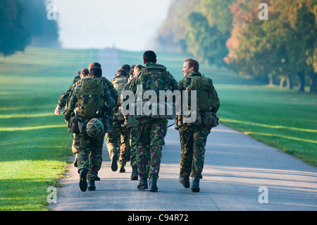Soldats ou les Gardes irlandais une formation dans le grand parc de Windsor, Berkshire, Angleterre. Banque D'Images