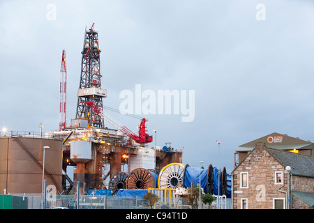 Une plate-forme pétrolière d'être remontées à Invergordon dans l'estuaire de Cromarty, dans le Nord de l'Ecosse, Royaume-Uni. Banque D'Images