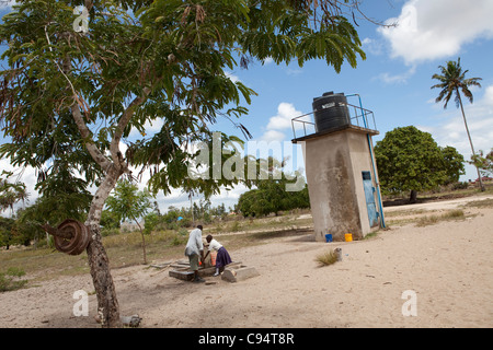 Les villageois de recueillir l'eau d'une station de récupération de l'eau à Dar es Salaam, Tanzanie, Afrique de l'Est. Banque D'Images