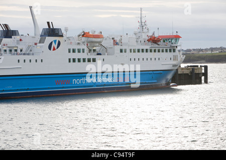 Un ferry Scrabster Northlink en port sur la côte nord d'Écosse qui passe entre Scrabster Stromness et dans les îles Orkney. Banque D'Images