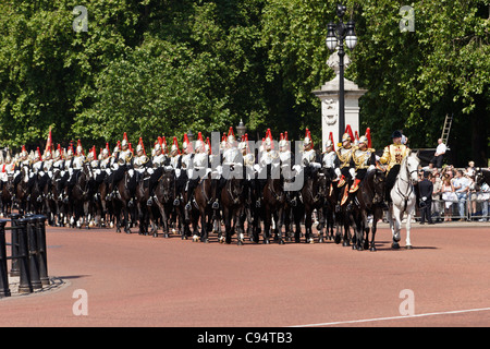 Blues monté et Royals Cavalry Regiment, Buckingham Palace, London, Royaume-Uni. Banque D'Images