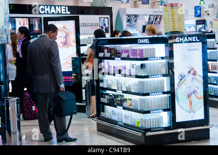 Dubaï, Émirats Arabes Unis - centre commercial duty free de l'aéroport, les gens à l'intérieur de la boutique de cosmétiques de luxe dans le centre commercial moderne, Banque D'Images