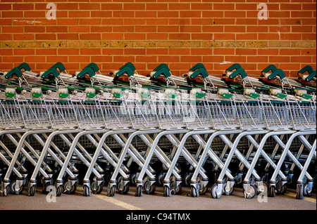 Chariots dans parking Morrisons, Londres, Royaume-Uni Banque D'Images