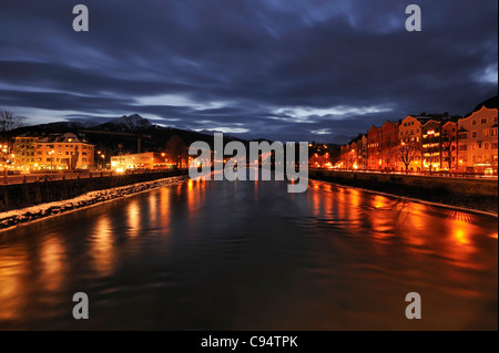 Vue sur la rivière Inn en direction de la fameuse bâtiments colorés sur le côté face au sud à la fin d'un soir. Banque D'Images