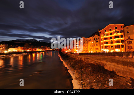 Vue sur la rivière Inn en direction de la fameuse bâtiments colorés sur le côté face au sud à la fin d'un soir. Banque D'Images