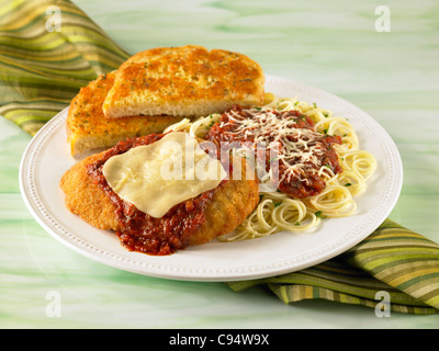 Dîner avec des pâtes Parmesan poulet servi avec du pain à l'ail Banque D'Images