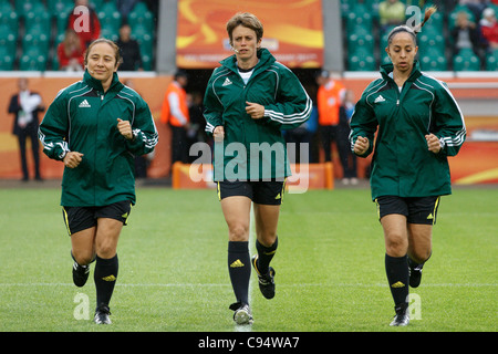 WOLFSBURG, ALLEMAGNE - 3 JUILLET : L'équipe d'arbitres se réchauffe avant un match de Coupe du monde féminine de la FIFA du Groupe d entre le Brésil et la Norvège à l'Arena Im Allerpark le 3 juillet 2011 à Wolfsburg, en Allemagne. De gauche à droite : Marlene Duffy, Kari Seitz, Veronica Perez. Usage éditorial exclusif. Utilisation commerciale interdite. (Photographie de Jonathan Paul Larsen / Diadem images) Banque D'Images
