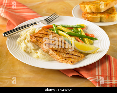 Dîner de saumon servi avec une purée de pommes de terre et légumes Banque D'Images