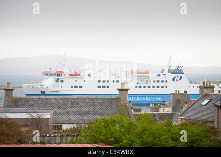 Le ferry Scrabster Stromness, entrant dans le port de Stromness, Orkney, au Royaume-Uni. Banque D'Images