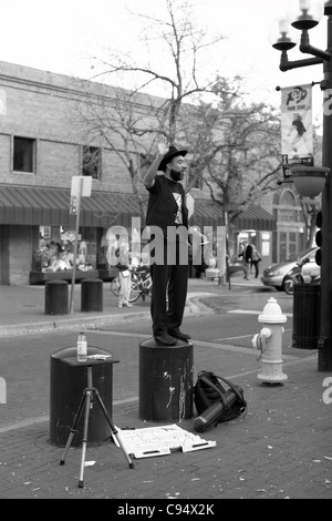 Musicien ambulant et voyageur du monde Kenneth Lightfoot effectue sur le Pearl Street Mall à Boulder, Colorado Banque D'Images