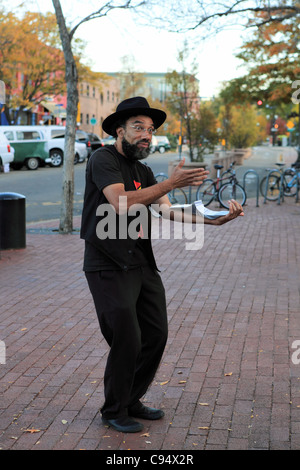 Musicien ambulant et voyageur du monde Kenneth Lightfoot effectue sur le Pearl Street Mall à Boulder, Colorado Banque D'Images