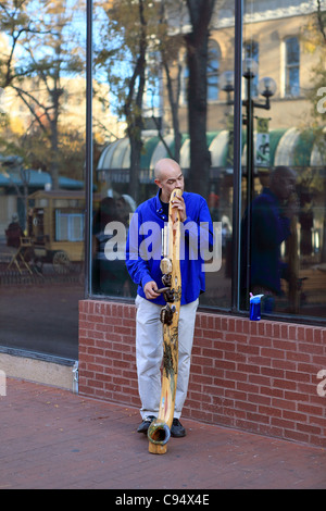 Un musicien ambulant joue le didgeridoo sur Pearl Street Mall à Boulder Banque D'Images