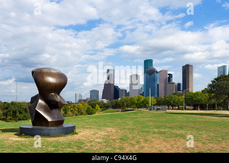 L'horizon de la ville avec le grand morceau de broche sculpture de Henry Moore à l'avant-plan, Allen Parkway, Houston, Texas, États-Unis Banque D'Images