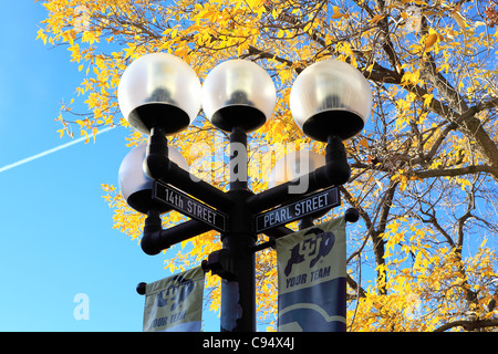 Un lampadaire à l'angle de la 14e et Pearl Street à Boulder au Colorado Banque D'Images