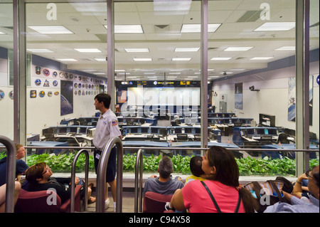 Les visiteurs dans une visite guidée du Centre de contrôle de mission au Johnson Space Center, Houston, Texas, USA Banque D'Images