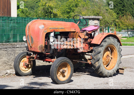 Un 1950 Porsche 111 Tracteur diesel monocylindre stationné à l'extérieur d'une maison à Chaparon près du Lac Annecy Banque D'Images