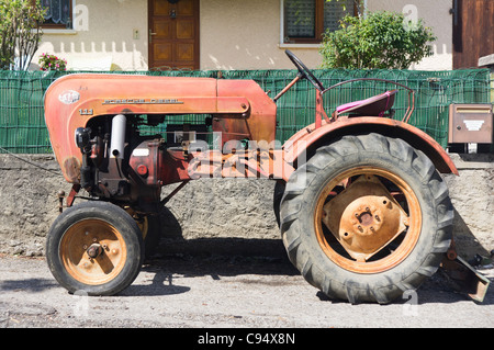 Un 1950 Porsche 111 Tracteur diesel monocylindre stationné à l'extérieur d'une maison à Chaparon près du Lac Annecy Banque D'Images