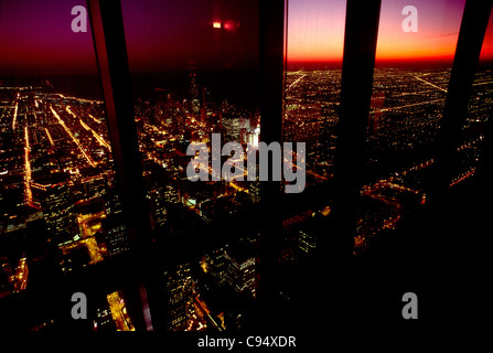 Crépuscule sur la ville depuis le haut de la Willis Tower (ex-Sears Tower), Chicago, Illinois, États-Unis Banque D'Images