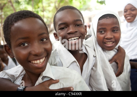 Les élèves posent ensemble dans la cour de l'école primaire Mjimpya à Dar es Salaam, Tanzanie. Banque D'Images