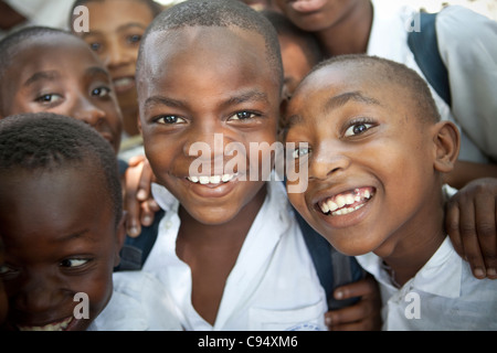 Les élèves posent ensemble dans la cour de l'école primaire Mjimpya à Dar es Salaam, Tanzanie. Banque D'Images