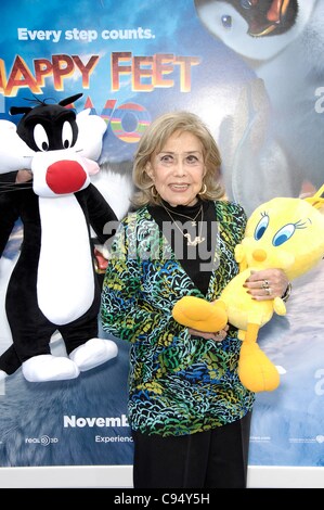 June Foray aux arrivées pour Happy Feet DEUX Premiere, le Grauman's Chinese Theatre, Los Angeles, CA, 13 novembre 2011. Photo par : Michael Germana/Everett Collection Banque D'Images