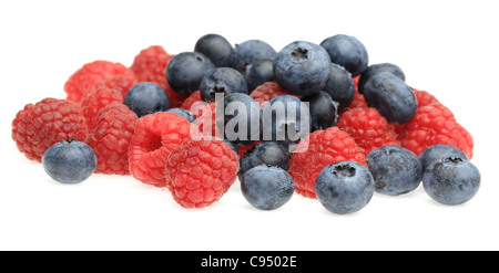 Image d'un tas de petits fruits rouges photographiés en studio sur un fond blanc. Banque D'Images