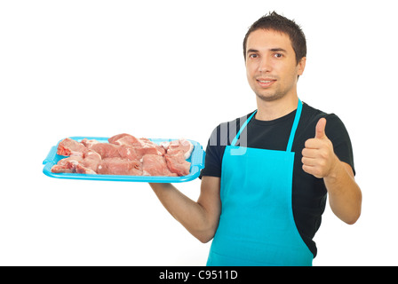 Succès homme butcher giving thumbs et plateau de portefeuille avec de la viande crue isolé sur fond blanc Banque D'Images