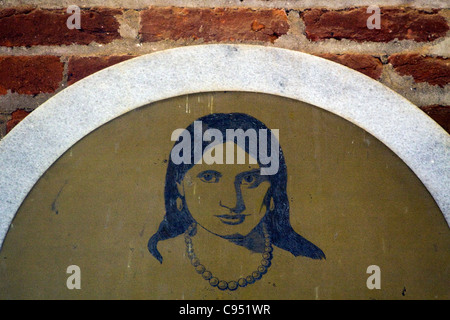 Une image de Native American Indian Princess Pocahontas dans l'historique Église du Souvenir à Jamestown Island Banque D'Images